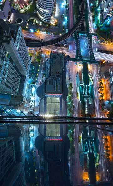 Profesionální manager sleduje na tabletu nejnovější trendy městské infrastruktury