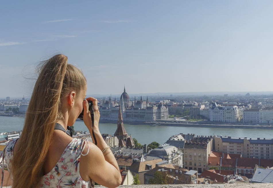 Turista si užívá panorama evropského města