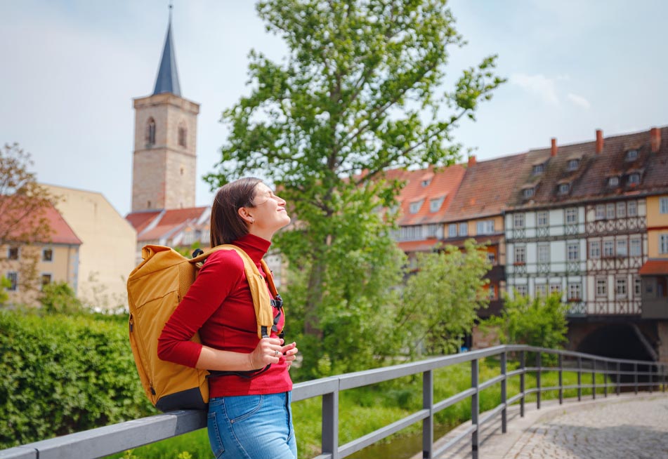 Shlukování lidí na ulicích